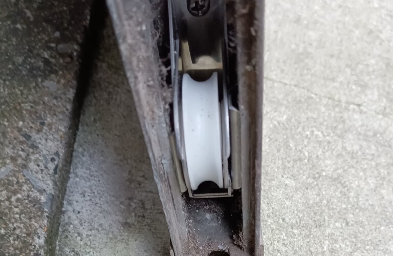 ドアトラブルはお任せください戸車交換します